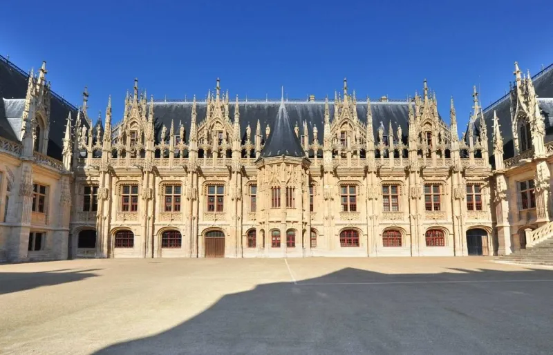 Façade gothique du palais de justice de Rouen en Normandie