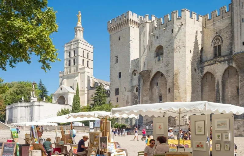 Façade du palais des Papes d’Avignon, édifice gothique dominant la place