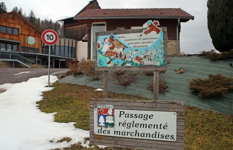 Panneau humoristique de la République du Saugeais indiquant le passage réglementé des marchandises