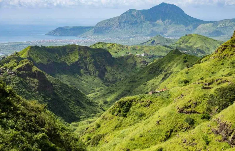 Paysage montagneux verdoyant de l’île de Santiago pendant la saison des pluies au Cap-Vert