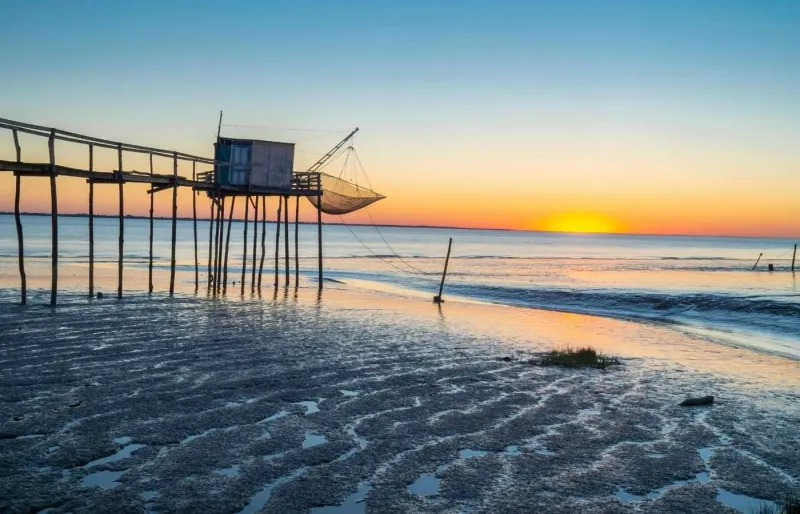 pêcherie au carrelet isolée sur la côte Atlantique à marée basse