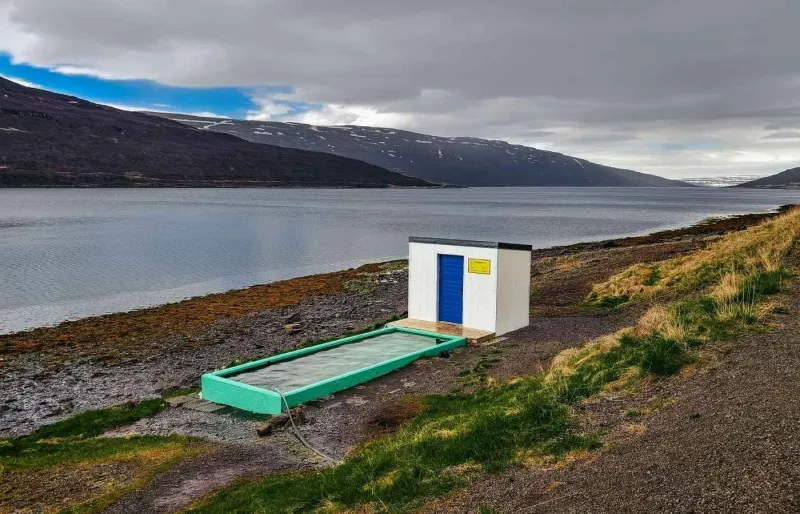 Piscine géothermale publique de Hörgshlíðarlaug dans les fjords de l’Ouest, en Islande
