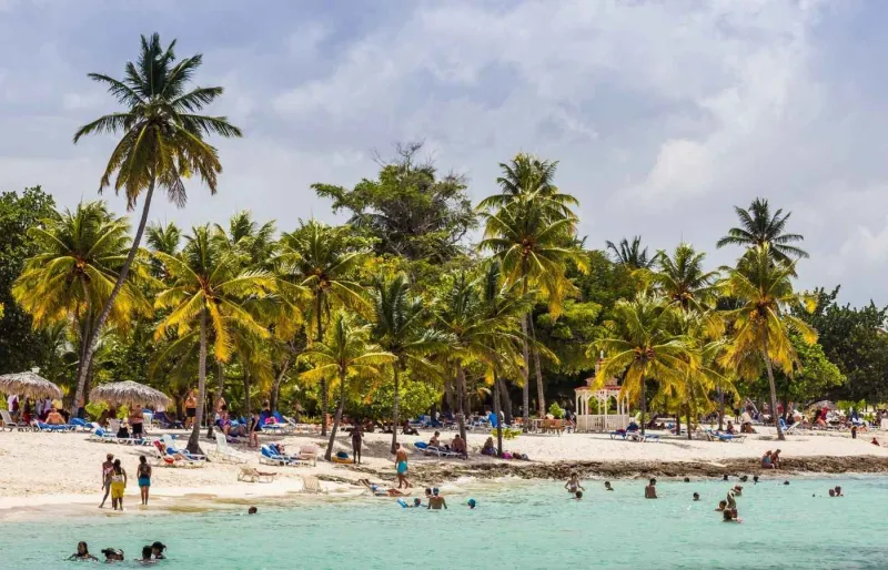 Plage animée de Guardalavaca sur la côte nord de Cuba avec sable clair et mer turquoise