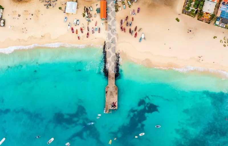 Vue aérienne de la plage de Santa Maria et de ses eaux turquoise sur l’île de Sal