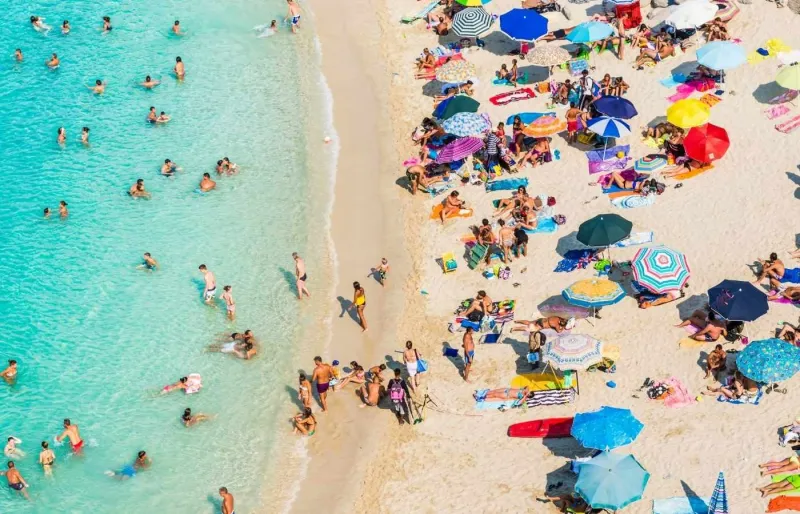 Vue panoramique de la plage de Tropea en Calabre, station balnéaire préservée d’Italie du Sud