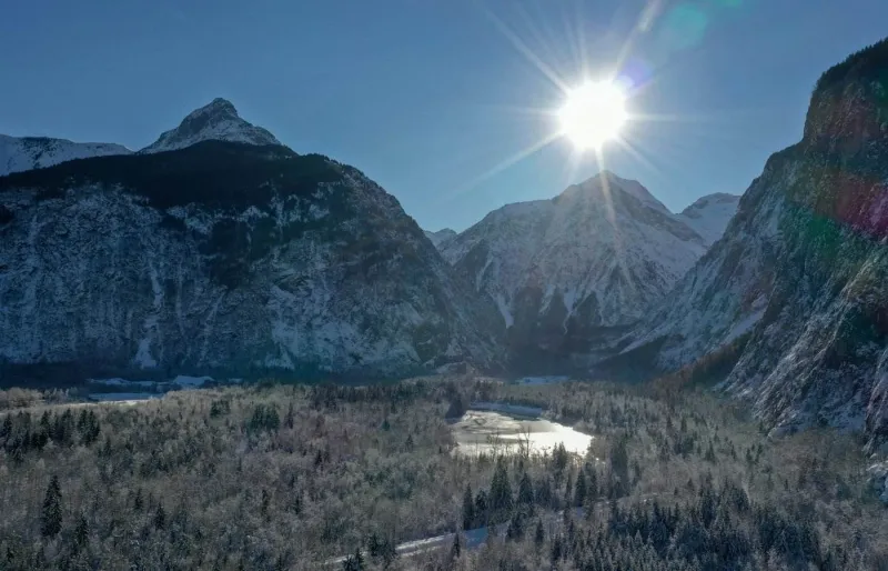 Plaine de Bourg-d’Oisans en hiver sous le soleil, paysage alpin enneigé au cœur de l’Oisans