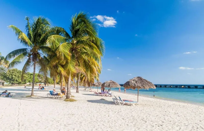 Touristes sur la plage de Playa Girón à Cuba