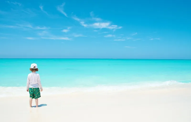 "Enfant face à la mer sur la plage de Playa Paraíso à Cayo Largo, Cuba