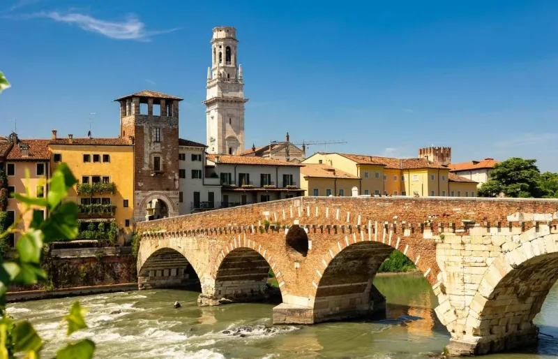 Vue du Ponte Pietra, pont romain sur l’Adige à Vérone