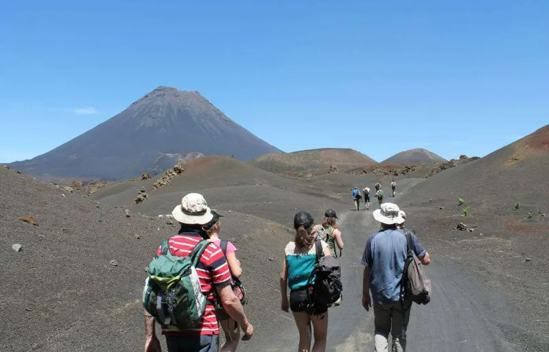 Groupe de randonneurs sur le chemin d’ascension du Pico do Fogo