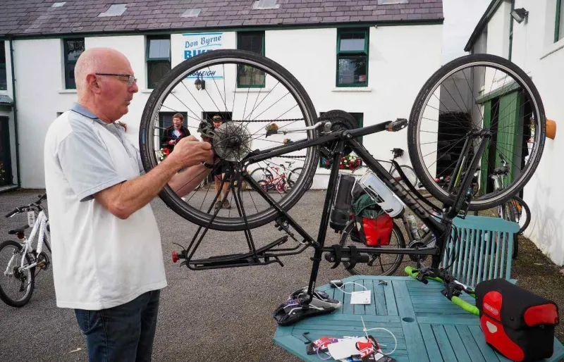 Réparation d’un rayon cassé sur un vélo lors d’un voyage à vélo en Irlande