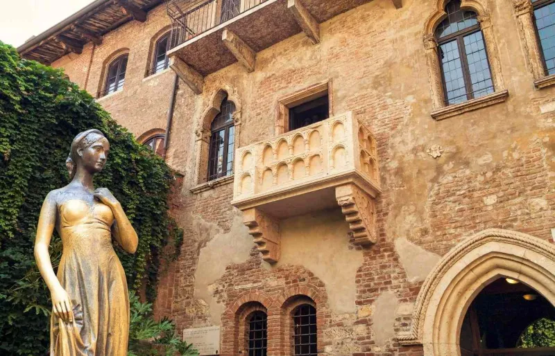 Statue de Juliette et balcon de la Casa di Giulietta à Vérone