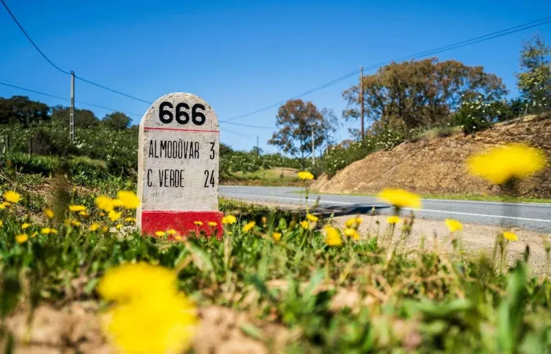 Borne kilométrique indiquant le 666e kilomètre sur la route nationale EN2 au Portugal