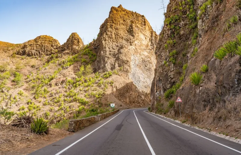 Route de montagne sur l’île de Santiago au Cap-Vert