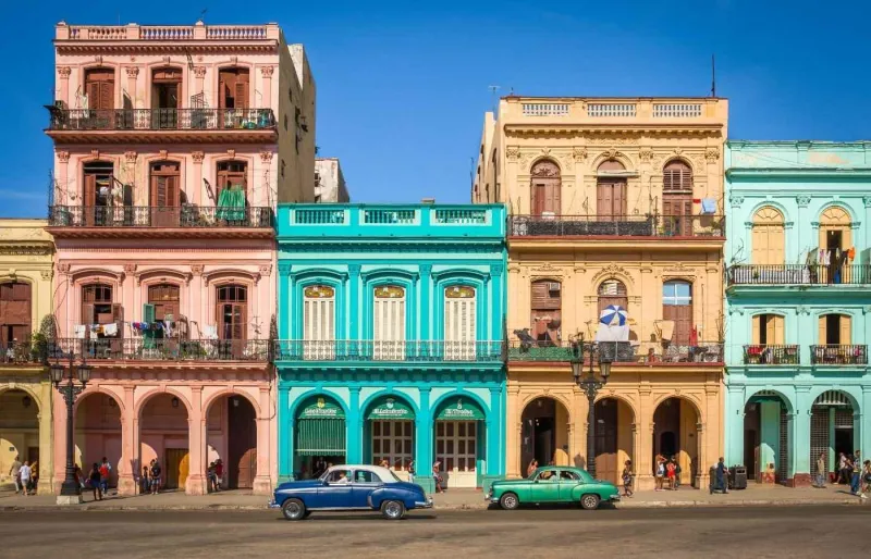 Bâtiments coloniaux colorés à La Havane, capitale de Cuba