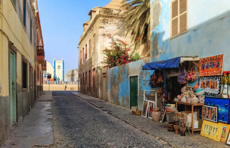 Rue animée de Sal Rei avec boutique d’artisanat sur l’île de Boa Vista au Cap-Vert