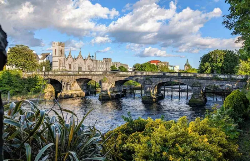 Le Salmon Weir Bridge, bâtiments historiques et skyline urbaine le long de la rivière Corrib à Galway