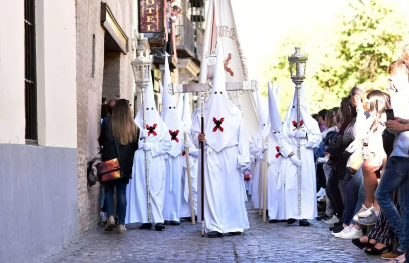 Nazarenos en procession pendant la Semana Santa à Grenade en Andalousie, Espagne