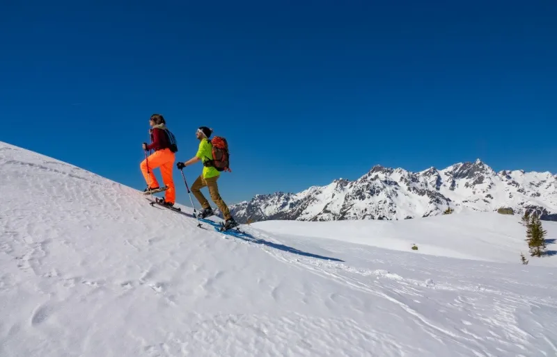 Ski de randonnée en Oisans en hiver, progression en montagne alpine enneigée