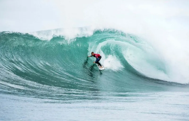 Un surfeur dans le tube pendant le Margaret River Pro 2018.