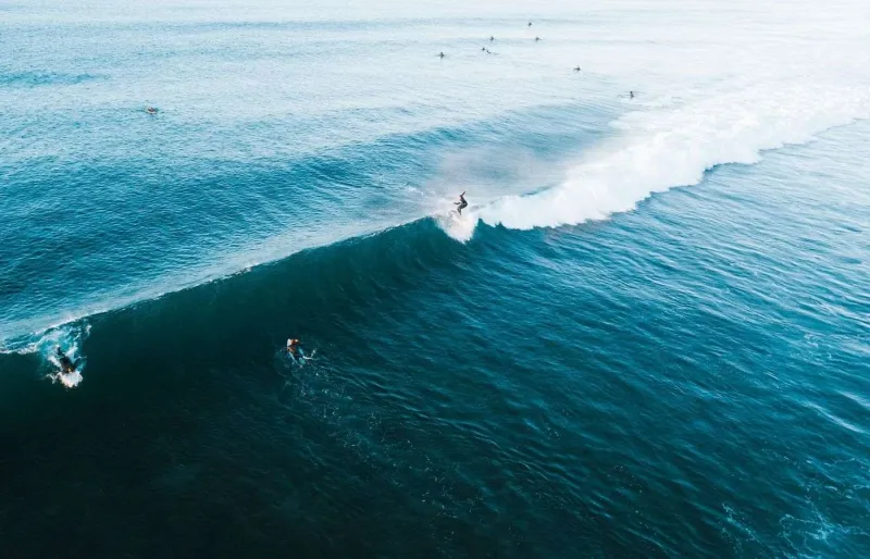Vue aérienne des vagues et des surfeurs à Bells Beach, Great Ocean Road, Australie