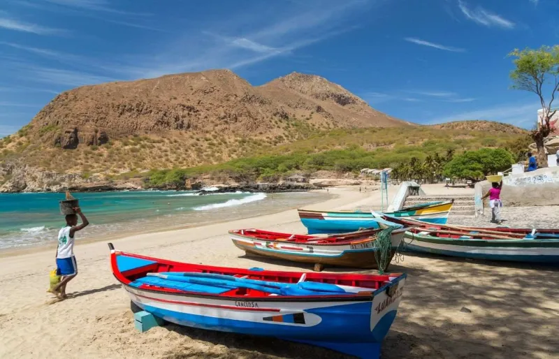 Bateaux de pêche sur la plage de Tarrafal, île de Santiago au Cap-Vert