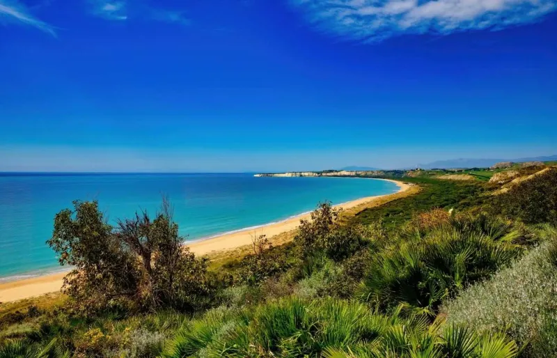 Vue de la plage sauvage de Torre Salsa, réserve naturelle en Sicile