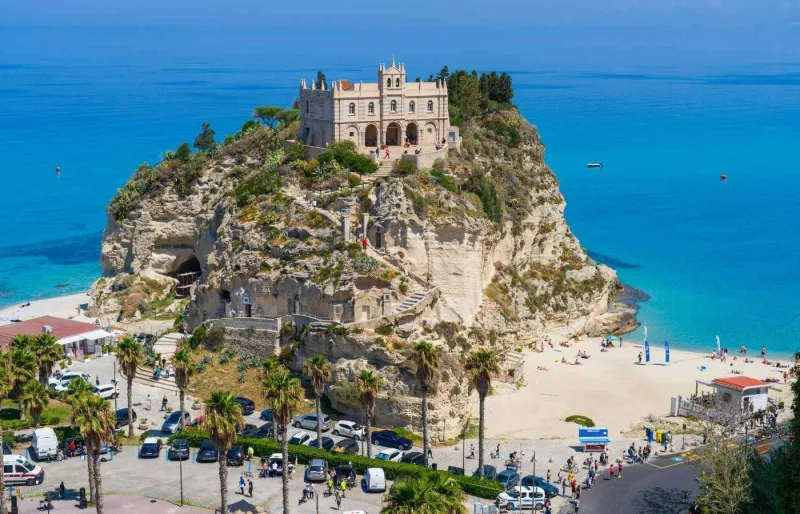 Santuario di Santa Maria dell’Isola à Tropea, église perchée sur la Costa degli Dei en Calabre face à la mer Méditerranée