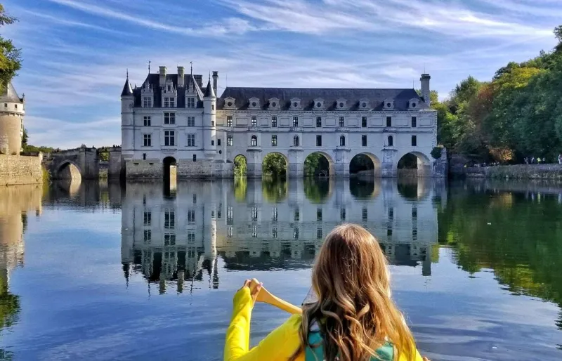 Femme en canoë devant le château de Chenonceau dans la vallée de la Loire en France