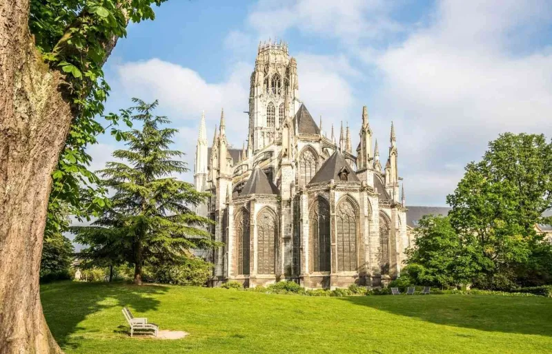 L’abbatiale Saint-Ouen de Rouen vue depuis le jardin