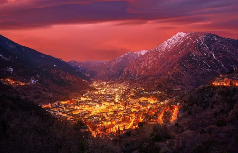 Vue panoramique d’Andorre-la-Vieille au coucher du soleil dans les montagnes des Pyrénées