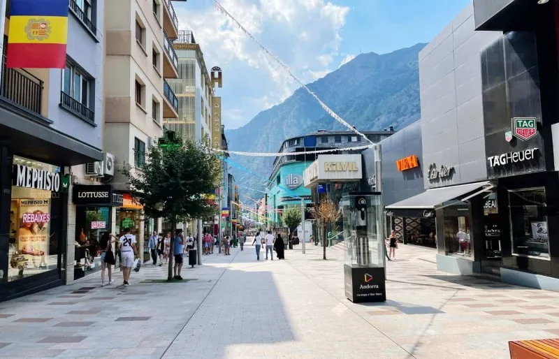 Avinguda Meritxell à Andorre-la-Vieille, rue principale pour le shopping hors taxes en Andorre