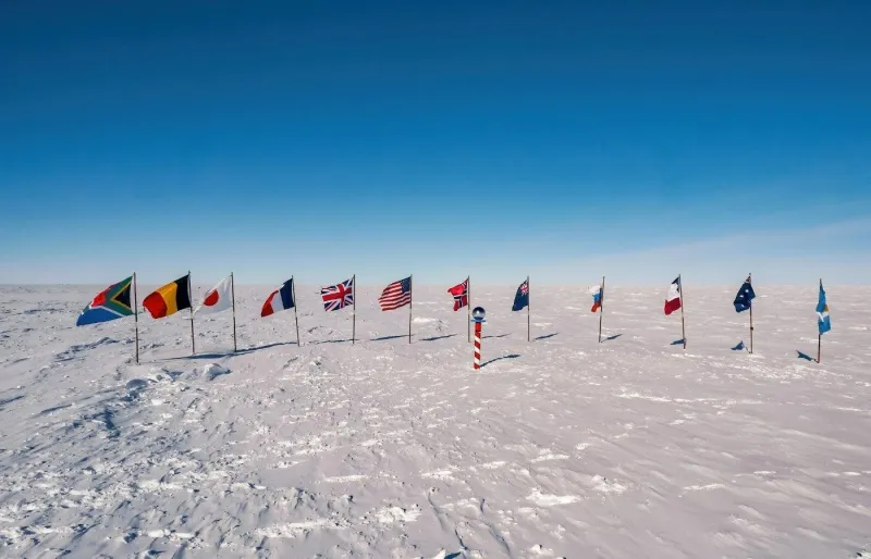Drapeaux des nations sur la glace de l’Antarctique lors de l’Antarctic Ice Marathon