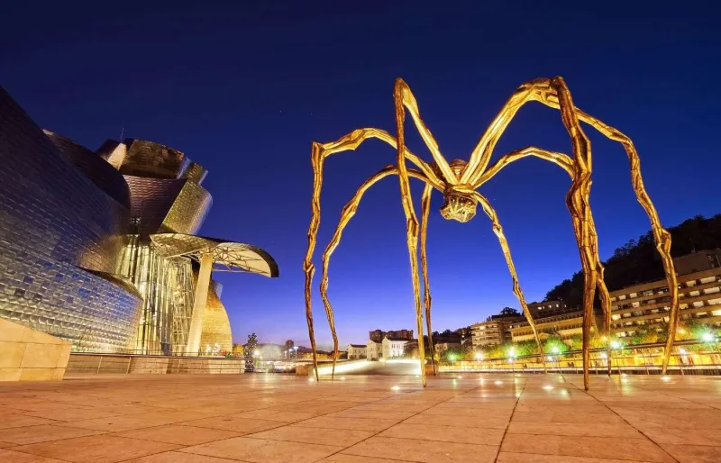 Sculpture araignée de Louise Bourgeois devant le musée Guggenheim de Bilbao au Pays basque espagnol