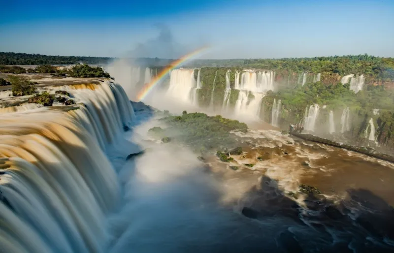 Arc-en-ciel au-dessus des chutes d’Iguazú au Brésil