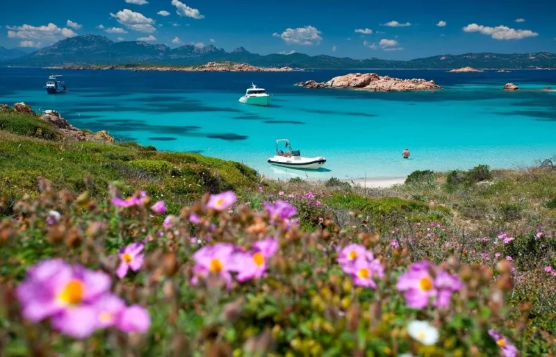 Isola di Mortorio dans l’archipel de La Maddalena en Sardaigne avec eaux turquoise et îlots granitiques
