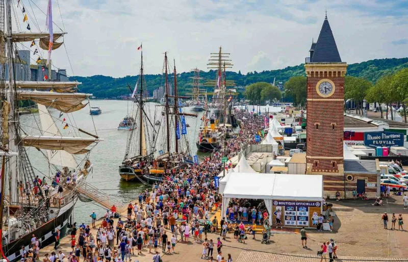 Des voiliers historiques amarrés sur les quais de Seine à Rouen lors de l’Armada, grand rassemblement maritime en Normandie.