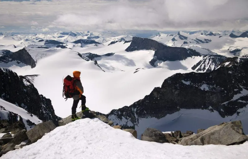 Alpiniste au sommet du Galdhøpiggen dans le parc national de Jotunheimen en Norvège