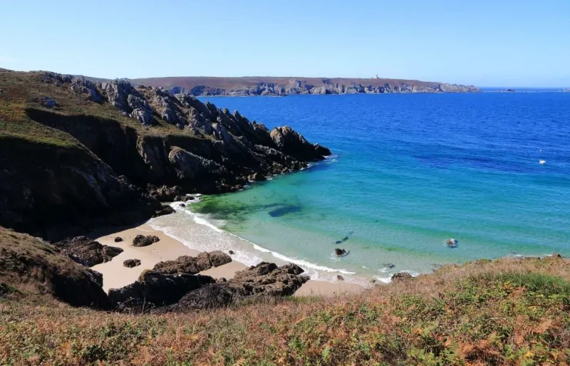 Baie des Trépassés à Plogoff entre falaises, crique sauvage et eau turquoise