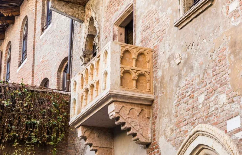 Balcon de Juliette à Vérone en Italie, célèbre lieu associé à Roméo et Juliette de Shakespeare