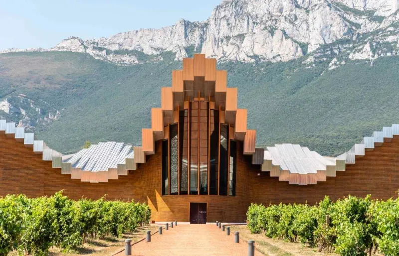 Bodega Ysios en Rioja Alavesa au Pays basque espagnol, bâtiment futuriste conçu par l’architecte Santiago Calatrava