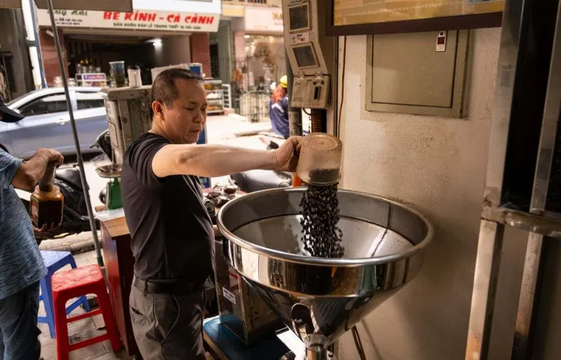 Préparation du café traditionnel vietnamien au Cafe Duy Tri à Hanoï