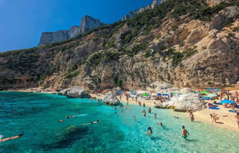 Cala Mariolu dans le golfe d’Orosei en Sardaigne avec criques sauvages et eau turquoise