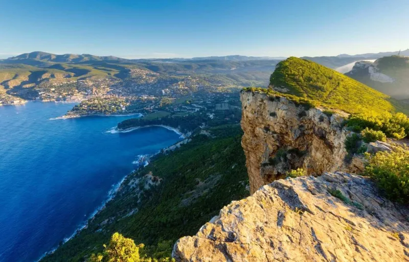 Vue de Cassis depuis le Cap Canaille, plus hautes falaises maritimes de France sur la Méditerranée