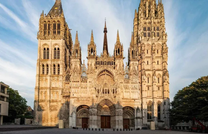 Cathédrale Notre-Dame de Rouen au coucher du soleil à voir lors d’un week-end en Normandie