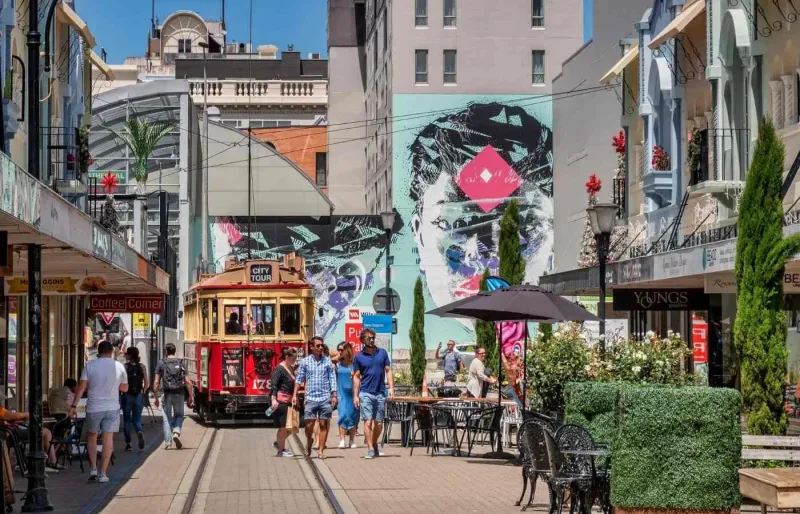 New Regent Street à Christchurch en Nouvelle-Zélande avec tramway, cafés et boutiques colorées dans le centre-ville
