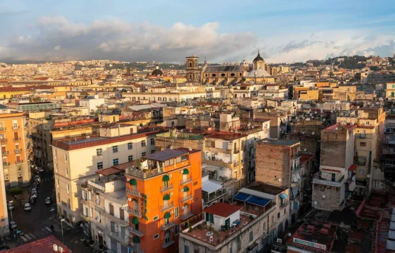 Vue aérienne du centre historique de Naples (centro storico) avec l’église Saint-Augustin, site classé à l’UNESCO en Italie
