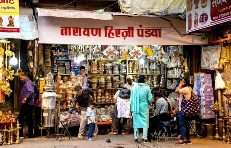 Foule de personnes faisant leurs achats au marché Tulshi Baug à Pune en Inde, illustrant l’immersion dans une culture locale lors d’un voyage.