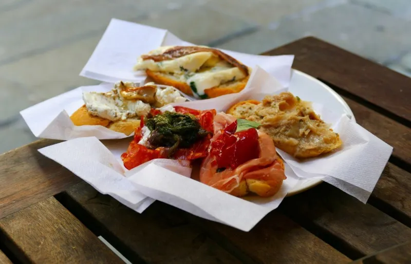 Assiette de cicchetti, spécialités vénitiennes servies dans les bars à Venise