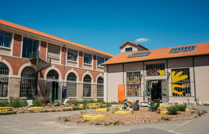 Cité du design à Saint-Étienne Biennale Internationale du Design avec visiteurs dans la cour extérieure